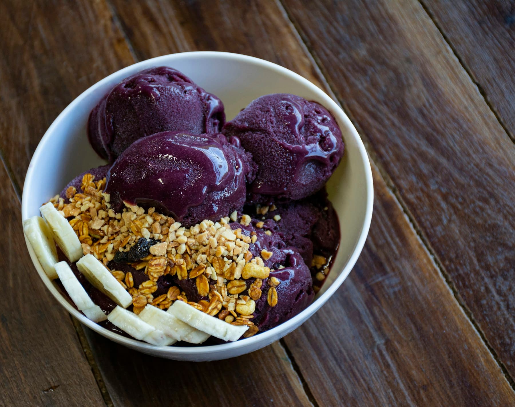 Açaí bowl with fruit and granola